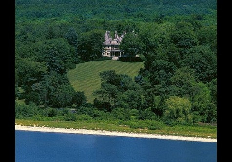 Nhìn từ trên cao nó chìm ngập trong một màu xanh mát mắt. Nhìn từ trên cao nó chìm ngập trong một màu xanh mát mắt.