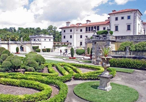 Thư viện ẩn một lối đi bí mật thông qua các kệ sách. Sàn nhà được lát đá cẩm thạch mịn. Thư viện ẩn một lối đi bí mật thông qua các kệ sách. Sàn nhà được lát đá cẩm thạch mịn.