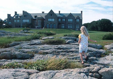 Hiện tại, tòa nhà là một bảo tàng các tác phẩm nghệ thuật của Renoir, Gainsborough và Van Dyck. Biệt thự với dáng dấp lâu đài này có view nhìn ra bờ biển và được bao quanh bởi các công trình thuộc Công viên Trung tâm do kiến trúc sư Frederick Law Olmsted thiết kế. Hiện tại, tòa nhà là một bảo tàng các tác phẩm nghệ thuật của Renoir, Gainsborough và Van Dyck. Biệt thự với dáng dấp lâu đài này có view nhìn ra bờ biển và được bao quanh bởi các công trình thuộc Công viên Trung tâm do kiến trúc sư Frederick Law Olmsted thiết kế.