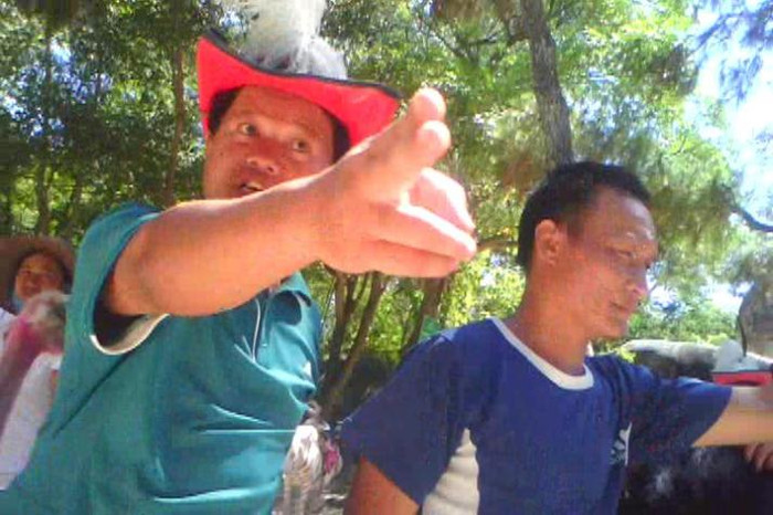 Nhiều du khách, bạn đọc bất bình về thái độ phục vụ nạt nộ của chủ đà điểu tại Hòn Trống Mái, Sầm Sơn - Thanh Hóa (ảnh cắt từ clip) Nhiều du khách, bạn đọc bất bình về thái độ phục vụ nạt nộ của chủ đà điểu tại Hòn Trống Mái, Sầm Sơn - Thanh Hóa (ảnh cắt từ clip)