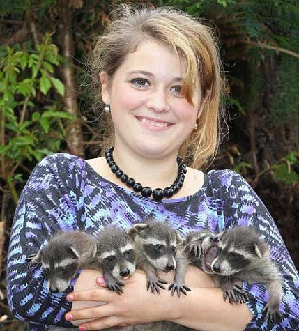 Chị Michelle cũng tâm sự rằng:“Bọn chúng là cả cuộc đời tôi, một phần quan trọng của gia đình và những đứa trẻ yêu chúng rất nhiều".“Gấu trúc rất thông minh, nghịch ngợm và sử dụng khéo léo đôi chân. Chúng có thể đi bất cứ đâu ở trong ngôi nhà. Song tôi cố gắng vẽ ra một đường phân cách ở nhà bếp. Thậm chí tôi còn thấy một chú bắt chước động tác bổ dưa của mình. Khi đó nó đang cầm dao và cố gắng cắt bàn chân của mình”. Chị Michelle cũng tâm sự rằng:“Bọn chúng là cả cuộc đời tôi, một phần quan trọng của gia đình và những đứa trẻ yêu chúng rất nhiều".“Gấu trúc rất thông minh, nghịch ngợm và sử dụng khéo léo đôi chân. Chúng có thể đi bất cứ đâu ở trong ngôi nhà. Song tôi cố gắng vẽ ra một đường phân cách ở nhà bếp. Thậm chí tôi còn thấy một chú bắt chước động tác bổ dưa của mình. Khi đó nó đang cầm dao và cố gắng cắt bàn chân của mình”.