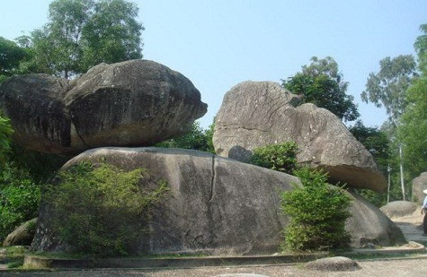 Hòn Trống Mái tại khu du lịch Sầm Sơn (Ảnh: Internet) Hòn Trống Mái tại khu du lịch Sầm Sơn (Ảnh: Internet)