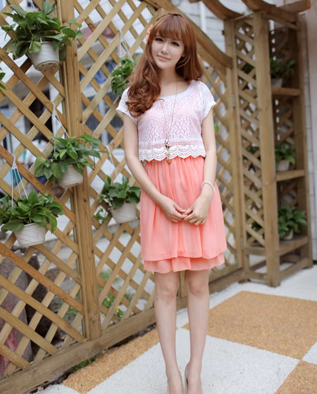 Váy hồng diện cùng áo lửng màu trắng khiến bạn gái càng thêm nổi bật.