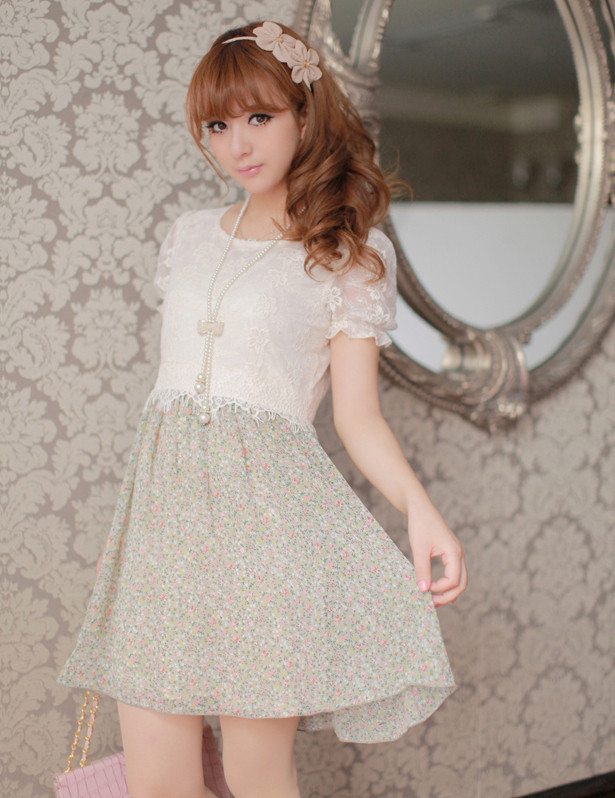 Sự phối hợp hai màu khác nhau cho váy liền thân đang là xu hướng hot của mùa hè năm nay. Sự phối hợp hai màu khác nhau cho váy liền thân đang là xu hướng hot của mùa hè năm nay.