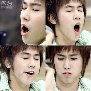 Kiểu ngáp của Yun Ho rất là biểu cảm.