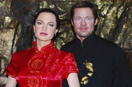 Brad Pitt và Angelina Jolie với nét tây trong trang phục truyền thống Trung Quốc. Brad Pitt và Angelina Jolie với nét tây trong trang phục truyền thống Trung Quốc.