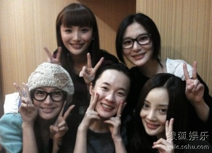 Mọi người cùng khoe mặt mộc trước khi trang điểm. Ảnh: Yule