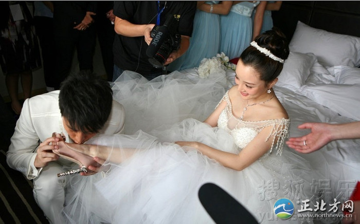 Chú rể thể hiện tình yêu và sự trân trọng bằng cách hôn lên chân cô dâu. Ảnh: northnews