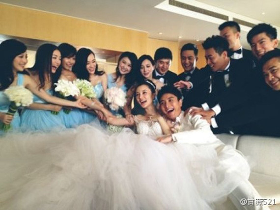 Cô dâu, chú rể, phù dâu, phù rể tụ họp.