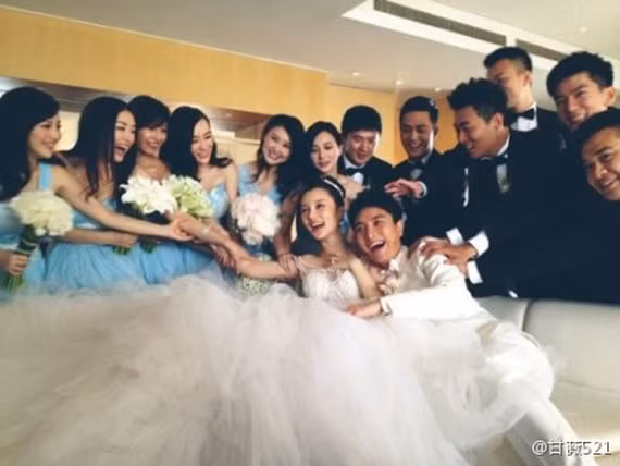 Cô dâu, chú rể, phù dâu, phù rể tụ họp.