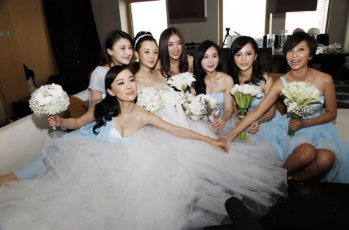 Không chỉ cô dâu mà cả 6 phù dâu ai cũng rất xinh xắn và tươi tắn.