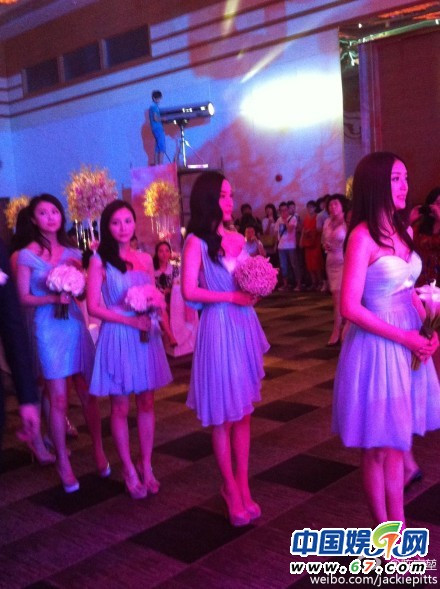 Dàn phù dâu xinh xắn trong lúc làm lễ.