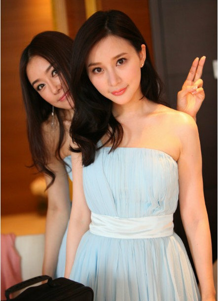 Hùng Nãi Cẩn và Tần Lam, tuy ăn vận và trang điểm đơn giản, nhẹ nhàng nhưng đều rất xinh.