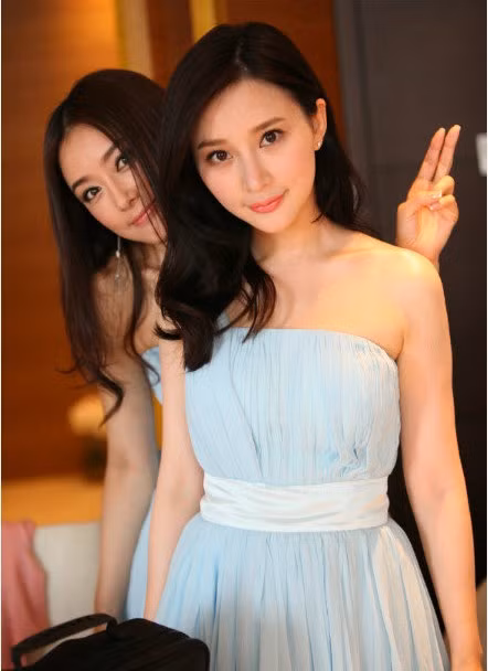 Hùng Nãi Cẩn và Tần Lam, tuy ăn vận và trang điểm đơn giản, nhẹ nhàng nhưng đều rất xinh.