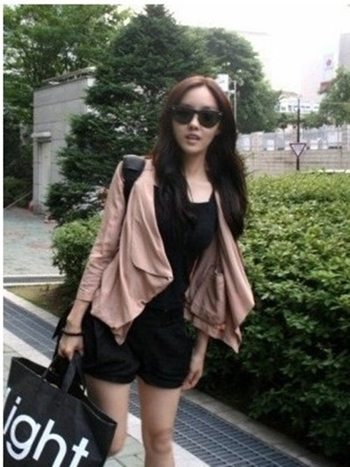 Đời thường năng động, nhẹ nhàng với áo phông quần soóc ống bó và thêm áo khoác nhẹ nhàng.