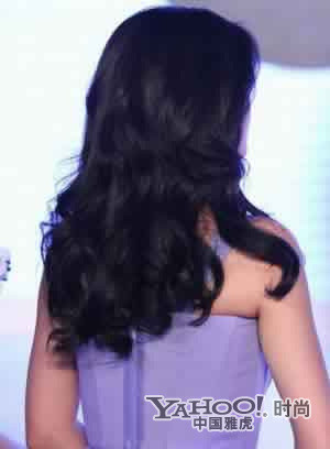 Mặc váy bó sát khiến phần mỡ thừa phía dưới nách của Từ Hy Viên rõ ràng hơn. Ảnh: Yahoo Mặc váy bó sát khiến phần mỡ thừa phía dưới nách của Từ Hy Viên rõ ràng hơn. Ảnh: Yahoo