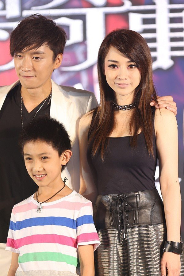 Đơn giản nhưng thời trang và sành điệu với mái tóc thẳng cùng váy dài. Đơn giản nhưng thời trang và sành điệu với mái tóc thẳng cùng váy dài.