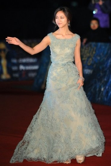 Ai bảo váy ren là sẽ hở? Với Thang Duy váy ren lại càng thanh lịch, sang trọng. Ai bảo váy ren là sẽ hở? Với Thang Duy váy ren lại càng thanh lịch, sang trọng.