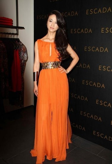 Váy cam trẻ trung cùng đường thắt eo giúp vòng hai thon thả hơn. Váy cam trẻ trung cùng đường thắt eo giúp vòng hai thon thả hơn.