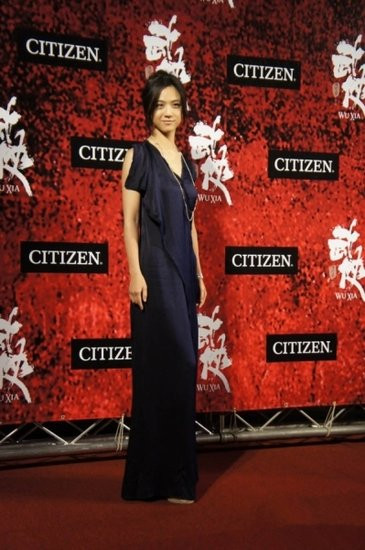 Chất liệu váy mềm mại chảy dài theo đường cong cơ thể càng làm nổi bật dáng người cao và mảnh khảnh của Thang Duy. Chất liệu váy mềm mại chảy dài theo đường cong cơ thể càng làm nổi bật dáng người cao và mảnh khảnh của Thang Duy.