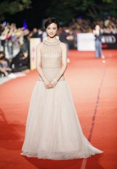 Tinh tế, thanh cao với váy voan trên thảm đỏ. Tinh tế, thanh cao với váy voan trên thảm đỏ.