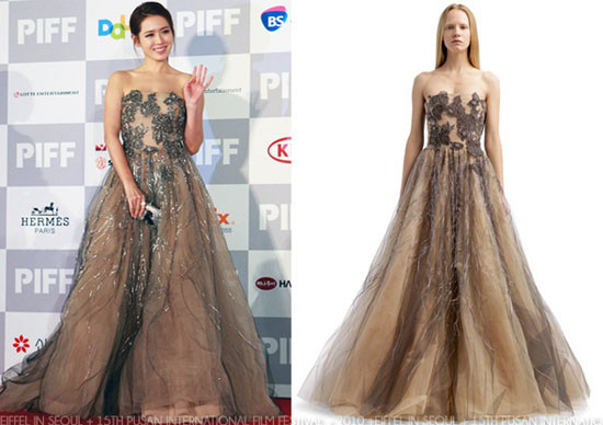 Son Ye Jin đến tham dự buổi khai mạc LHP Pusan bằng bộ váy trong BST Valentino Pre-Fall 2010. Son Ye Jin hoàn toàn chinh phục khán giả với cách trang điểm mắt khói, phụ kiện đơn giản và một chiếc xắc bạc. Son Ye Jin đến tham dự buổi khai mạc LHP Pusan bằng bộ váy trong BST Valentino Pre-Fall 2010. Son Ye Jin hoàn toàn chinh phục khán giả với cách trang điểm mắt khói, phụ kiện đơn giản và một chiếc xắc bạc.