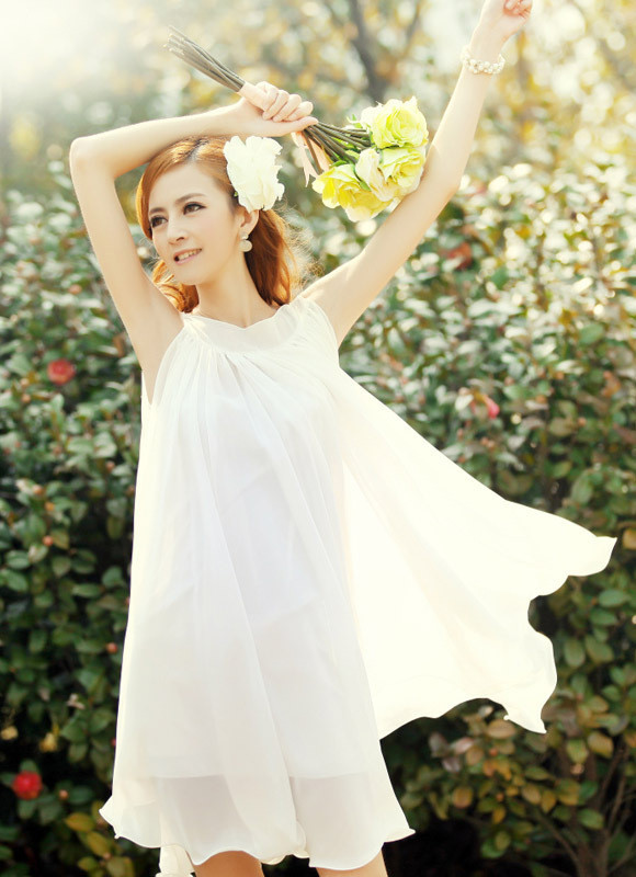 Váy trắng trần tay nhẹ nhàng đầy cảm xúc. Váy trắng trần tay nhẹ nhàng đầy cảm xúc.