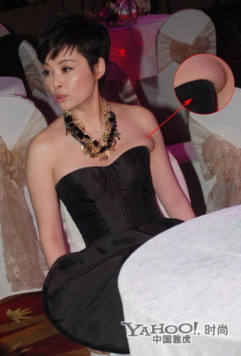 Mặc váy trần vai nhưng không thấy vòng một hấp dẫn đâu mà chỉ thấy toàn "mỡ thừa". Ảnh: Yahoo Mặc váy trần vai nhưng không thấy vòng một hấp dẫn đâu mà chỉ thấy toàn "mỡ thừa". Ảnh: Yahoo