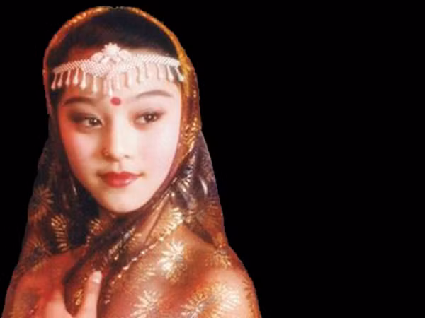 Nổi bật dù với phong cách thiếu nữ Ấn Độ.