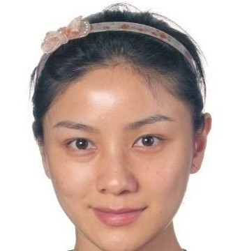 Mặt mộc của Hồ Khả cũng không nổi bật hơn người. Mặt mộc của Hồ Khả cũng không nổi bật hơn người.