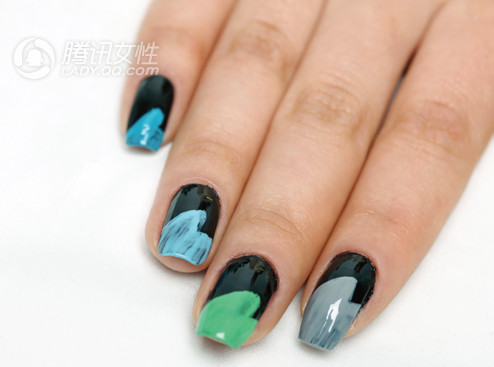 Sau đó sử dụng màu nâu, xanh da trời, xanh lá cây....tùy theo sở thích của bạn để sơn chồng lên nền móng màu đen vừa sơn xong.