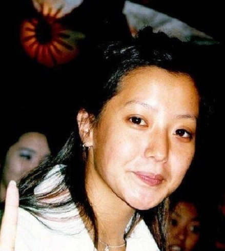 Người đẹp Kim Hee Sun lại khiến mọi người phát hoảng bởi khuôn mặt mộc kém sắc cực độ của mình. Người đẹp Kim Hee Sun lại khiến mọi người phát hoảng bởi khuôn mặt mộc kém sắc cực độ của mình.
