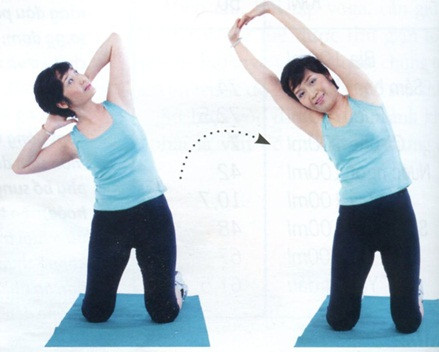 Động tác 4: - Quỳ gối, hai chân mở rộng bằng vai, hai bàn tay đan sau gáy, mở rộng vai, hít vào. Vươn dài tay trái, nghiêng người qua phải, thở ra, mặt hướng lên. Hít sâu, trở về tư thế ban đầu. Làm 3 lần/bên. - Quỳ gối, hai chân mở rộng bằng vai, hai tay xuôi theo thân, hai tay đan vào nhau đưa lên cao, hít sâu. Từ từ nghiêng người qua phải, thở ra, mặt hướng lên. Hít sâu, trở về tư thế đầu. Làm 3 lần/bên.