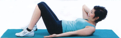 Động tác 6: - Nằm ngửa, hai chân gập, mở rộng gối, bàn chân áp sát mặt sàn, tay phải đỡ đầu, tay trái thả lỏng, xuôi theo người. - Kế tiếp, bạn thót bụng và dùng cơ cổ nâng đầu lên. - Nghiêng người sang bên trái. Thực hiện động tác này 10 nhịp, sau đó đổi bên, đổi tay.