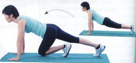 Động tác 3: - Nằm sấp tay chống cao, chú ý giữ cho thân người thẳng từ đầu tới chân. - Bắt đầu thực hiện động tác, bạn hãy co gối trái về trước rồi duỗi nhanh chân về vị trí ban đầu. - Sau đó đổi chân. Mỗi bên lặp lại 20 lần.