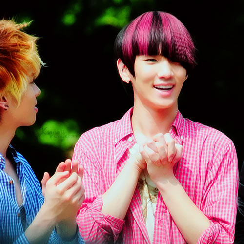 Anh chàng Key của SHINee cực lạ mắt và nổi bật với màu hồng đi cùng màu đen. Anh chàng Key của SHINee cực lạ mắt và nổi bật với màu hồng đi cùng màu đen.