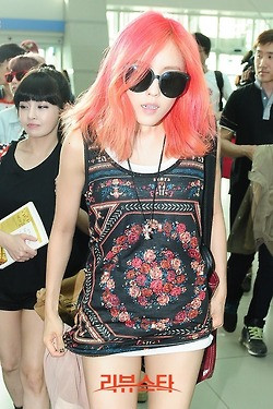 Hyomin tóc đỏ không thể nổi bật hơn. Hyomin tóc đỏ không thể nổi bật hơn.