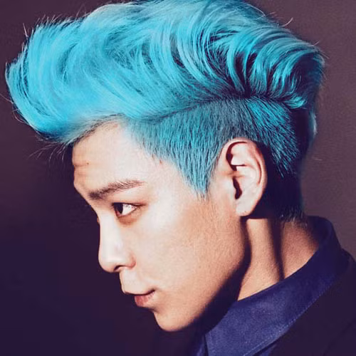 Top của Big Bang nhuộm nguyên một đầu "chào mào" xanh thẳm.