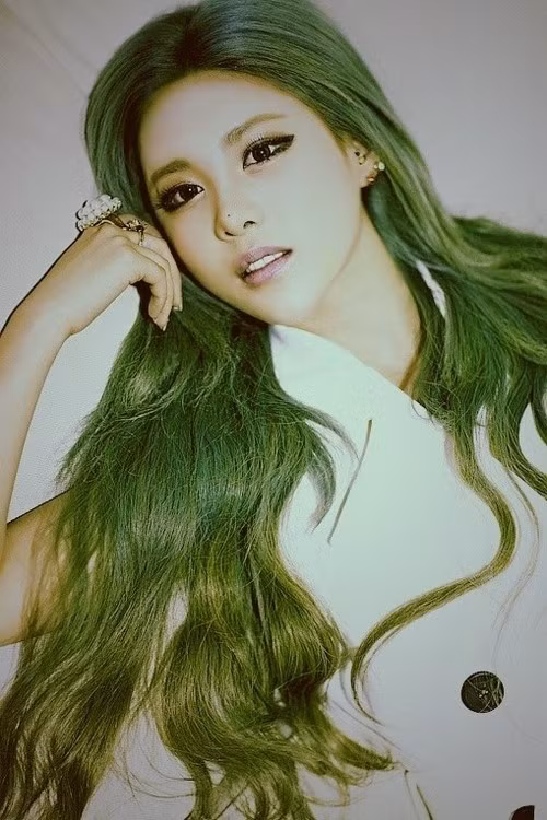 Lần đầu tiên fan được chiêm ngưỡng với màu tóc xanh có một không hai của Qri.