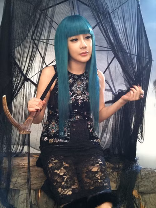 Hết đỏ sang xanh, có lẽ cô nàng lắm chiêu của 2NE1 rất thích những màu sắc nổi bật.