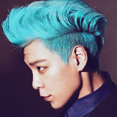 Top của Big Bang nhuộm nguyên một đầu "chào mào" xanh thẳm. Top của Big Bang nhuộm nguyên một đầu "chào mào" xanh thẳm.