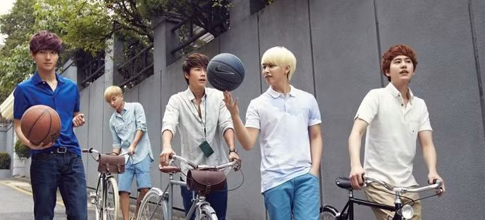 5 anh chàng Super Juinoir "rong đuổi" trên đường với đỏ, nâu, tím, vàng.