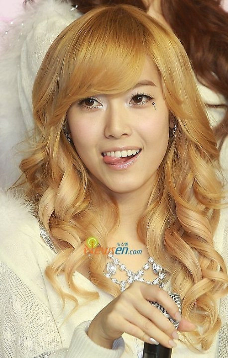jessica với mái tóc vàng dễ thương như búp bê. Nhưng e rằng nếu đi dưới nắng hè thì lại quá chói. jessica với mái tóc vàng dễ thương như búp bê. Nhưng e rằng nếu đi dưới nắng hè thì lại quá chói.