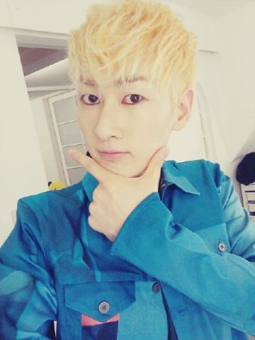 Eun Hyuk quá nổi bật với làn da trắng và mái tóc vàng chóe. Eun Hyuk quá nổi bật với làn da trắng và mái tóc vàng chóe.