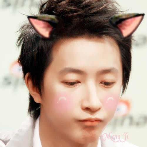 Thêm hai tai nhỏ, chu môi, má hồng, Hangeng trở nên vô cùng dễ thương.