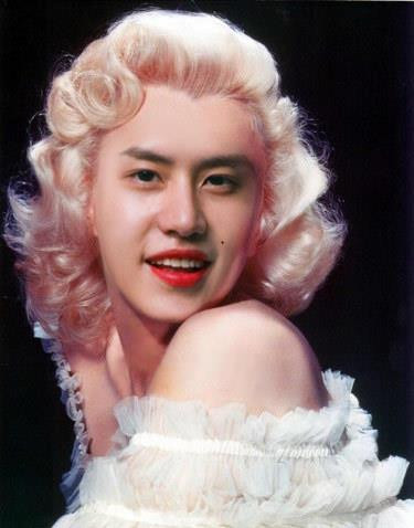 Marilyn Monroe Kyu Hyun môi đỏ, mày đen thêm nốt rồi duyên cực kỳ "gợi cảm".