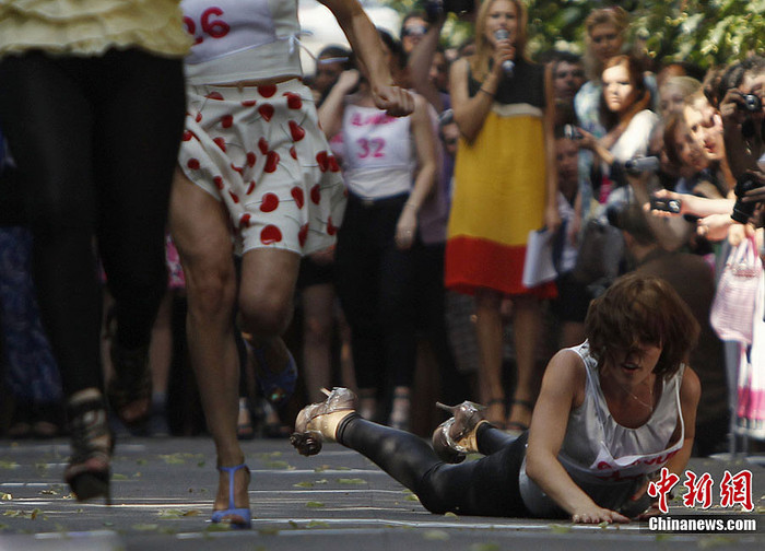 Có người mặc váy, người mặc quần nhưng thực sự để chạy vững rất khó.