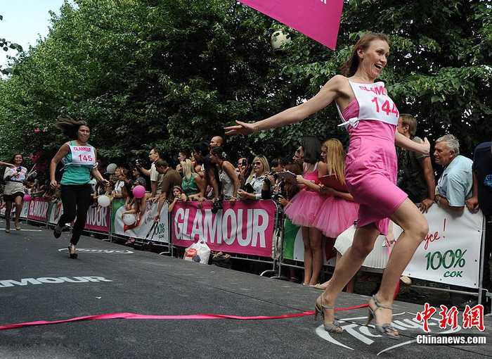 Đi giày cao gót đã khó, chạy với giày cao gót còn khó hơn.