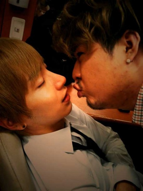 Lợi dụng lúc Lee Teuk đang say trong giấc nồng, Shin Dong bí mật tấn công nhóm trưởng.