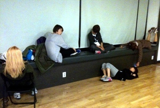 4minute tập vũ đạo mệt quá nên mỗi người một góc "triển khai" tư thế ngủ độc đáo có một không hai.